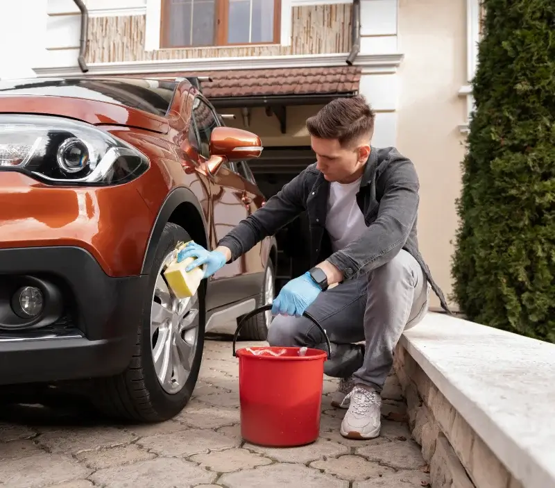 Lavage auto à domicile La Haye : professionnel intervenant sur un véhicule